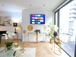 Pass the Keys Super King Penthouse Minutes from Arndale Centre
